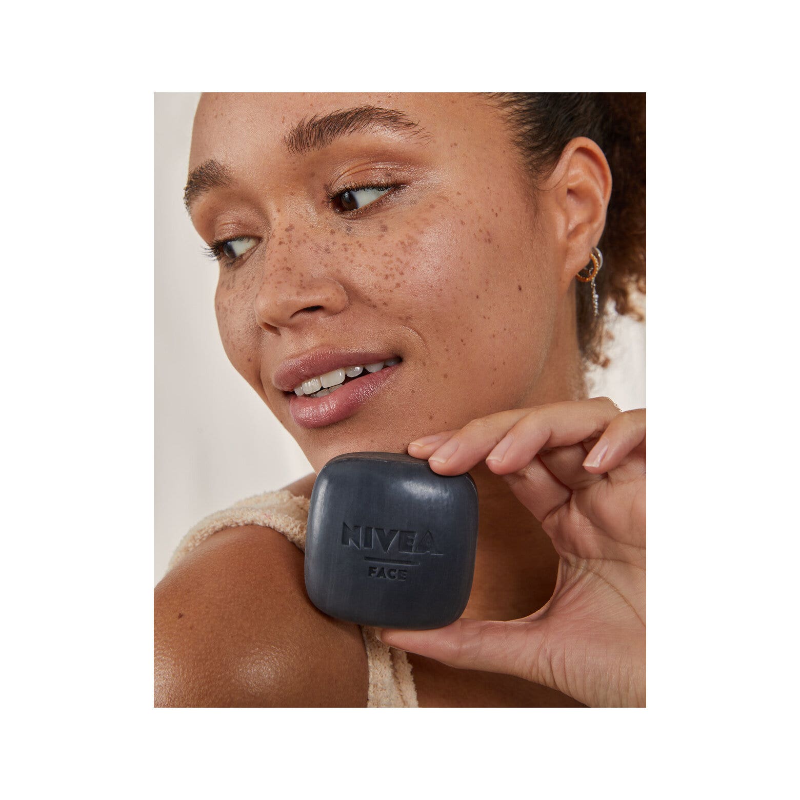 Nivea Naturally Clean Scrub Viso Solido Pulizia Profonda Scrub Detergente Viso Solido 75g